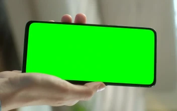 Stock Video Hand Showing A Cellphone With A Chroma Key Screen For PC