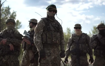 Stock Video Group Of Soldiers Standing On The Battlefield For PC