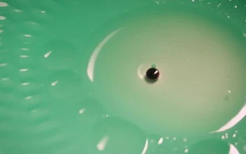 Stock Video Green Liquid With Bubbles Close Up For PC