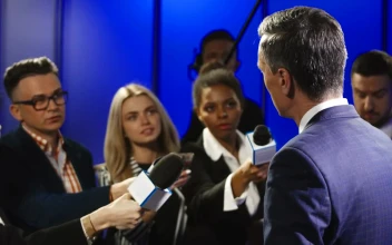 Stock Video Giving A Conference To Reporters For PC