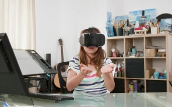 Stock Video Girl Uses Vr To Learn Geography From Home For PC