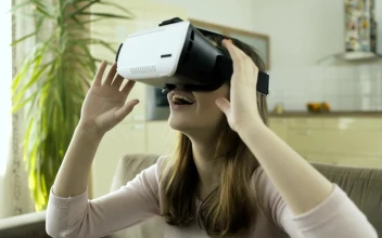 Stock Video Girl Explores Virtual Reality For PC