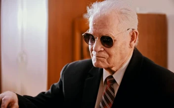 Stock Video Gangster With Sunglasses Preparing A Gun For PC