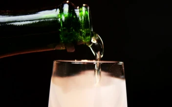 Stock Video Frosted Champagne Glass For PC