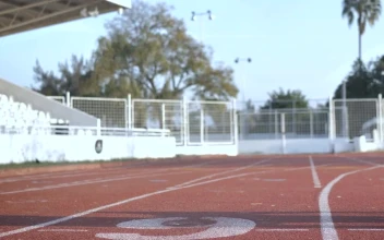 Stock Video Front View Of A Female Runner In The Start Position For PC