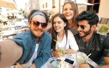 Stock Video Friends Taking Social Media Selfie On Holiday For PC