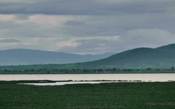 Stock Video Lake In The Middle Of A Plain Surrounded By Hills Animated Wallpaper