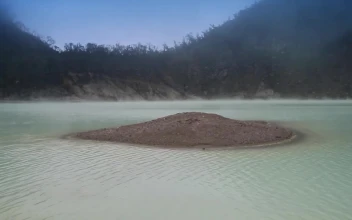 Stock Video Lake Formed In A Volcanic Crater Animated Wallpaper