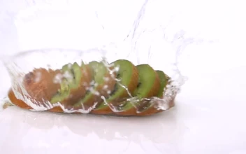 Stock Video Kiwi Sliced Into Slices Falling On Water Animated Wallpaper