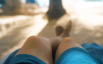 Stock Video Joven Relandose En La Sombra En Una Playa Animated Wallpaper