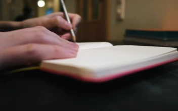 Stock Video Journalist Taking Notes Animated Wallpaper