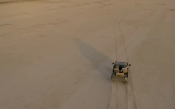 Stock Video Jeep Zigzagging Through An Immense Desert Animated Wallpaper