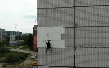 Stock Video Industrial Alpinist Painting A Wall Animated Wallpaper
