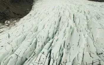 Stock Video Ice Field Between Mountains Animated Wallpaper