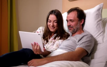 Stock Video Husband And Wife Watching A Video Animated Wallpaper