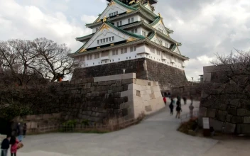 Stock Video Himeji Castle With People Around It On A Sunny Day Animated Wallpaper