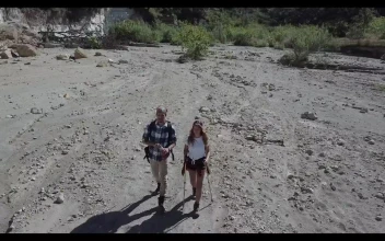 Stock Video Hiking In The Desert Animated Wallpaper