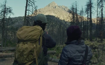 Stock Video Hiking Couple Taking A Selfie Animated Wallpaper