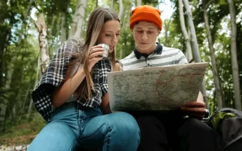Stock Video Hiking Couple Resting And Looking At Map Animated Wallpaper
