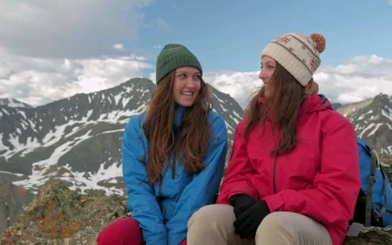 Stock Video Hikers Resting And Talking On The Mountains Animated Wallpaper