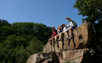 Stock Video Hikers Posing For A Photo Animated Wallpaper