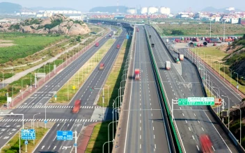 Stock Video Highway With Fast Traffic At Daytime Animated Wallpaper