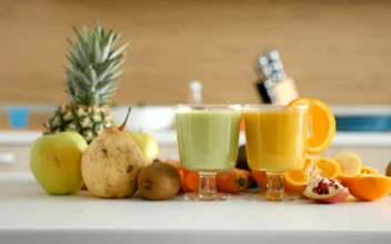 Stock Video Healthy Diet Promoting Fresh Fruit Smoothies Animated Wallpaper