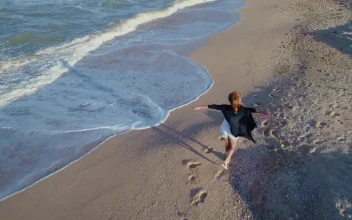 Stock Video Happy Woman Enjoying The Beach Animated Wallpaper