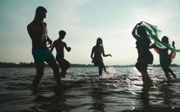 Stock Video Happy People At Sea On Their Vacation Animated Wallpaper