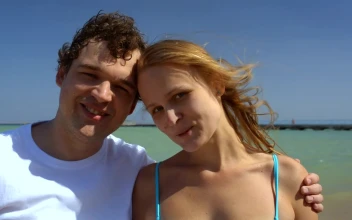 Stock Video Happy Couple Smiling In The Ocean Animated Wallpaper