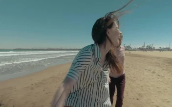 Stock Video Happy Couple Running Along The Shore Animated Wallpaper