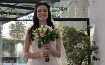 Stock Video Happy Bride Walking With Her Bouquet Animated Wallpaper