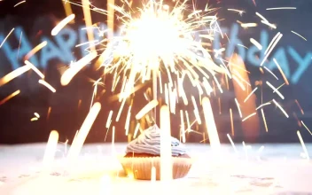 Stock Video Happy Birthday Special Sparkling Cupcake Animated Wallpaper