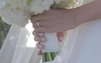 Stock Video Hands Of A Bride With The Ring And Her Bouquet Animated Wallpaper