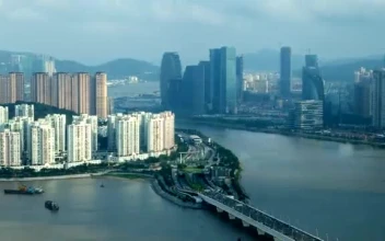 Stock Video Lake Surrounded By A Large City From Above Smal Animated Wallpaper