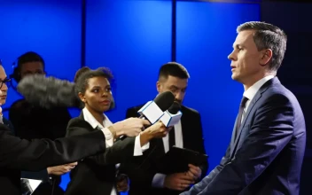 Stock Video Man In A Suit Gives An Interview To Reporters Animated Wallpaper