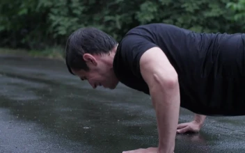 Stock Video Man Doing Hard Push Ups In The Rain Animated Wallpaper