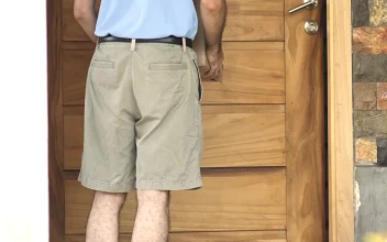 Stock Video Man Delivering A Package To A Girl Animated Wallpaper