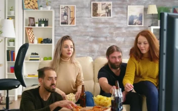 Stock Video Man Clapping While Watching Tv With Friends Animated Wallpaper