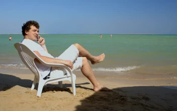Stock Video Man Calling Home While On Vacation Animated Wallpaper