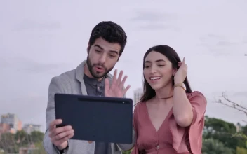 Stock Video Man And Woman Outdoors During A Video Call Animated Wallpaper