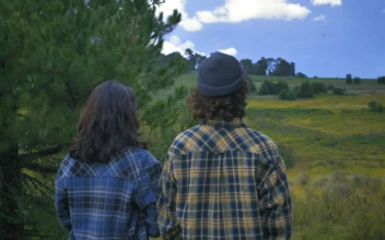 Stock Video Man And Woman Enjoying A Natural Scenery Animated Wallpaper