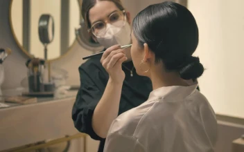 Stock Video Makeup Artist Working In Her Beauty Salon Animated Wallpaper