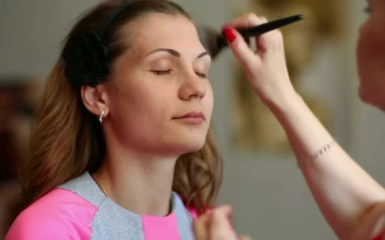 Stock Video Makeup Artist Using A Brush On A Woman Animated Wallpaper