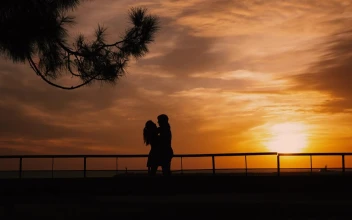 Stock Video Lovers Holding Each Other On A Romantic Sunset Animated Wallpaper