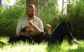 Stock Video Lovers Chatting In A Park Garden Animated Wallpaper