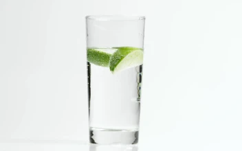Stock Video Lime In A Sparkling Drink Animated Wallpaper