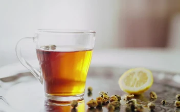 Stock Video Lemon Slice Dropped Into Tea In Clear Glass Animated Wallpaper