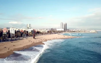 Stock Video Large Waves Breaking Along A City Beach Animated Wallpaper