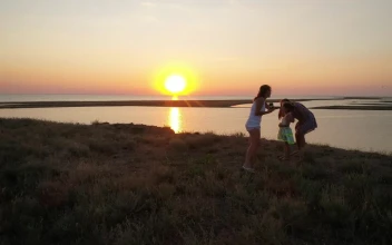 Stock Video Mother Taking Photos Of Her Daughters In Natur Animated Wallpaper